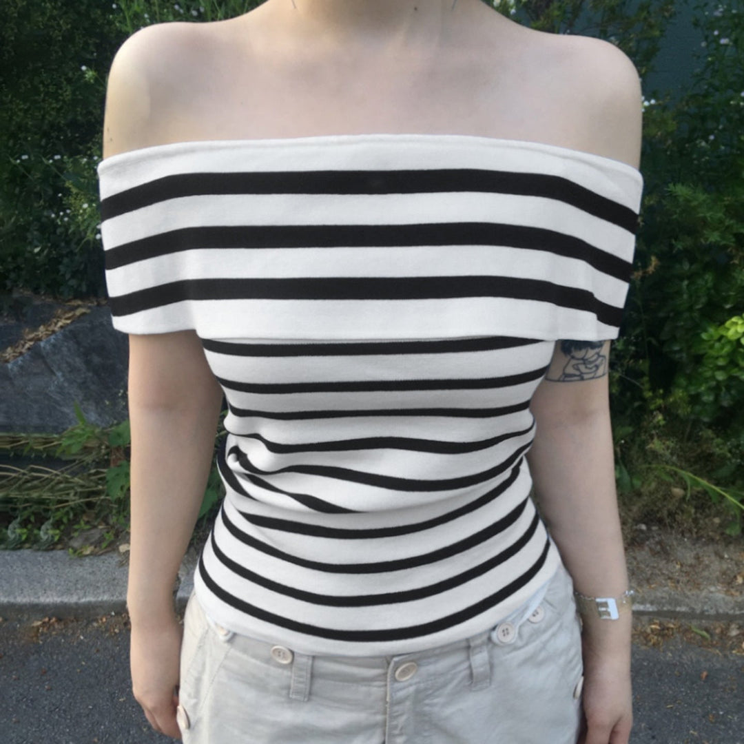 Svart-hvit stripet off-shoulder topp for dame med bred krage. Elegant og stilfull sommermote.