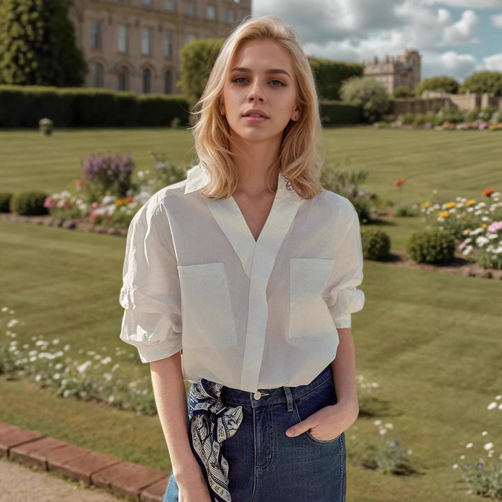Minimalistisk hvit damebluse med skjult knappliste, ideell for vår og sommer. Komfortabel og allsidig.