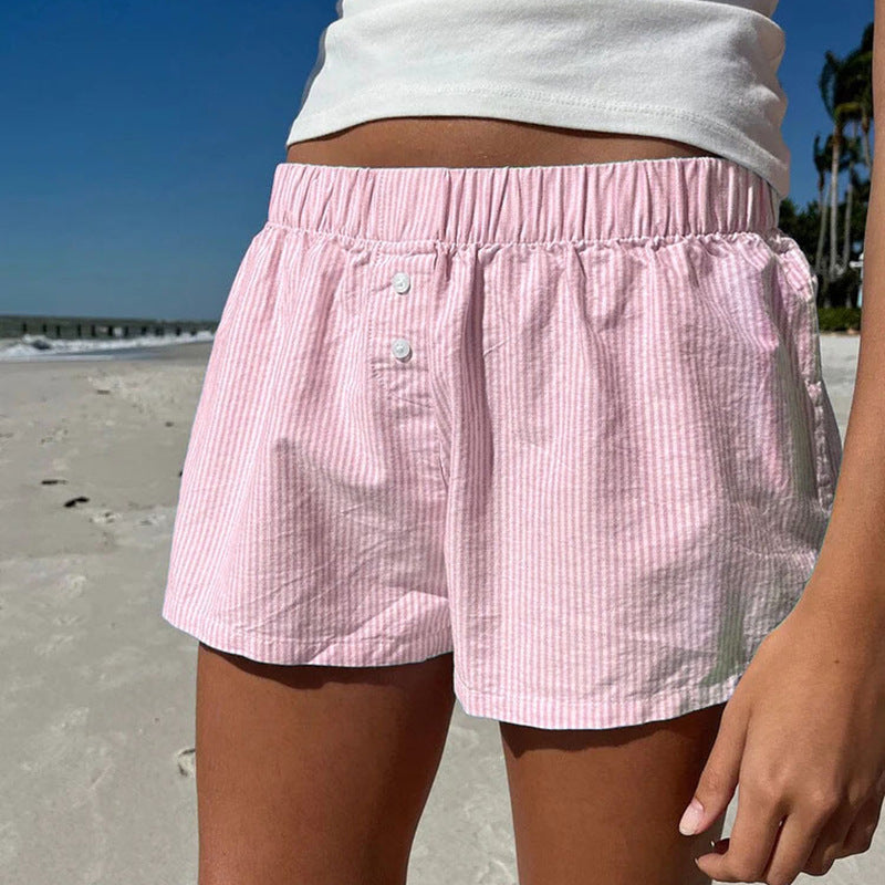 Komfortable blå dame shorts for fritid, perfekt for sommeren. Med elegante knappdetaljer og moderne stil.