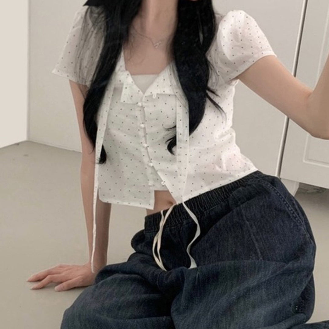 Trendy hvit prikket dameskjorte, kortermet. En chic vår- og sommerbluse som passer til kvinnemote.