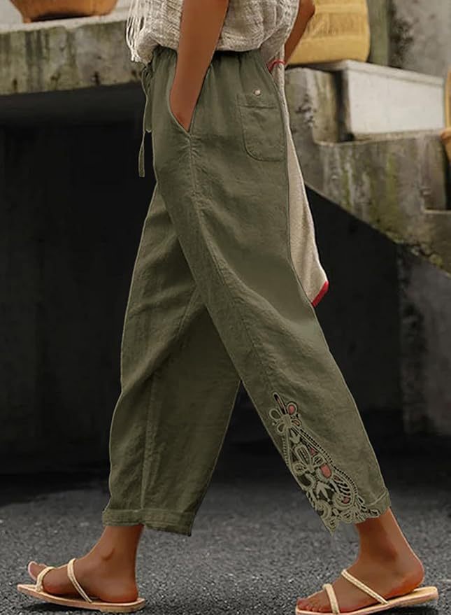 Boho sommerbukse med vakkert broderi for damer. Lett, luftig og med elastisk midje, perfekt for ferie.