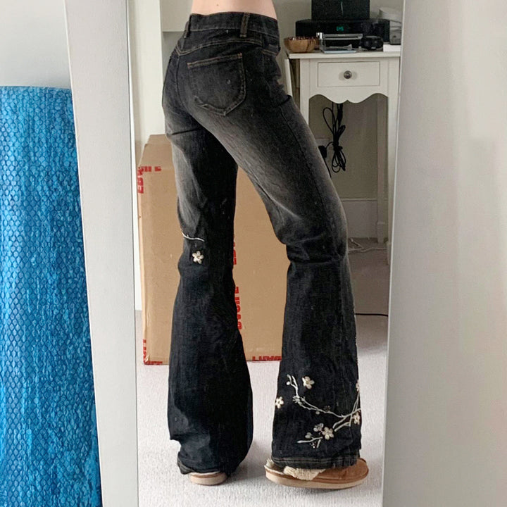 Trendy dame flared jeans med høyt liv og flott blomsterbroderi. Gir komfortabel stil for enhver anledning.