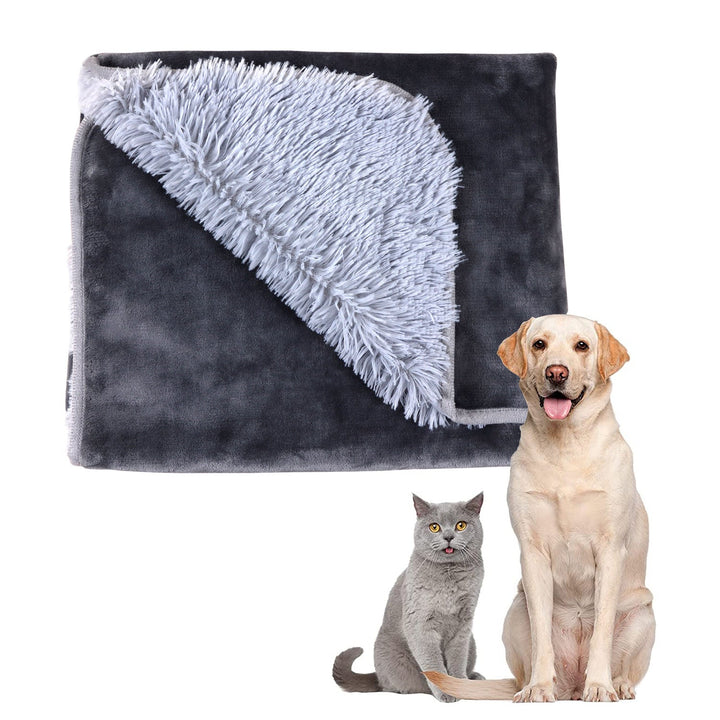 Mykt grått kjæledyrteppe i mikrofleece for hund og katt, perfekt for kos og komfort.