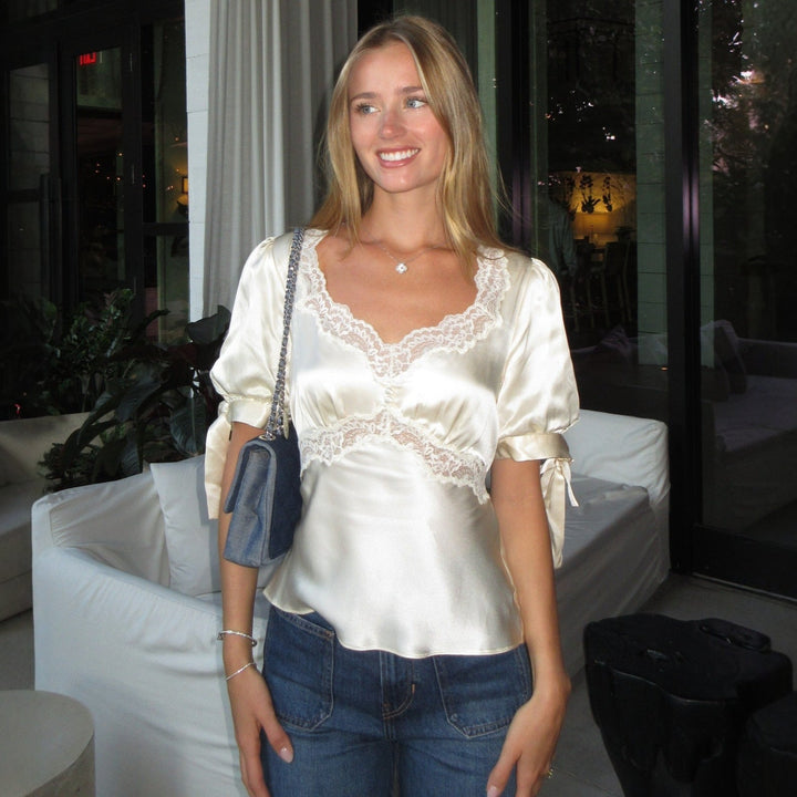 Svart langermet satinbluse med blondekant for kvinner. En elegant festtopp eller kontorbluse.