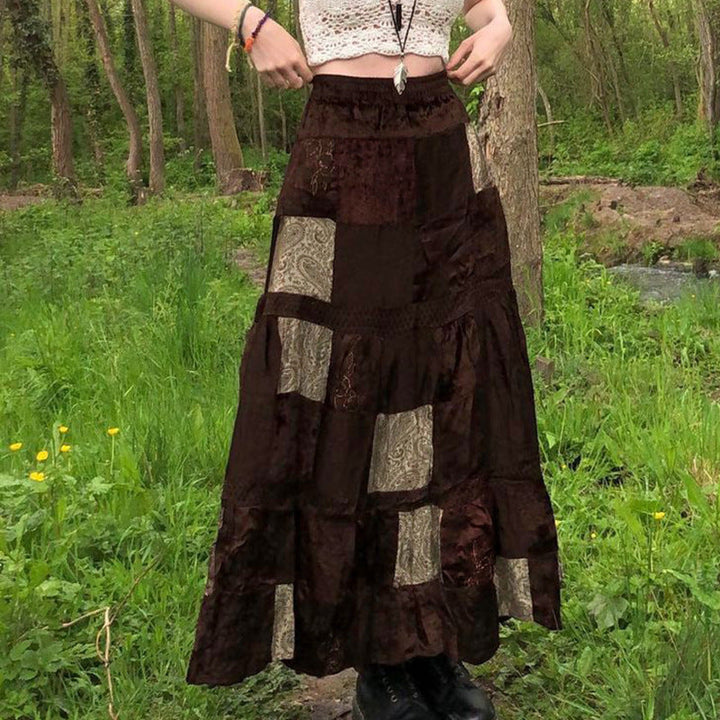 Komfortabelt langt dame maxiskjørt med unikt blomstrete patchwork-design, egnet for varmere dager.