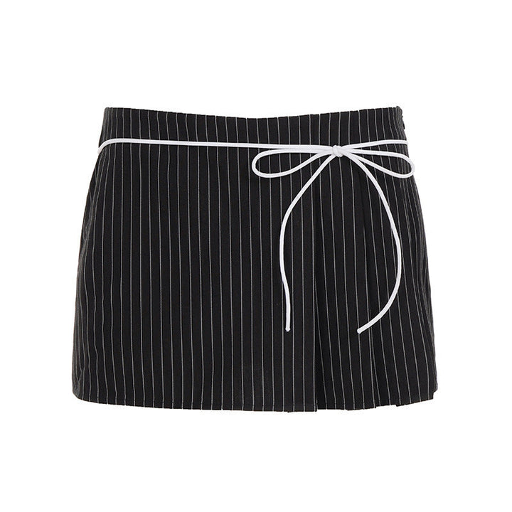 Løs og komfortabel svart dame shorts med striper og myk elastisk midje, ideell for varme sommerdager.