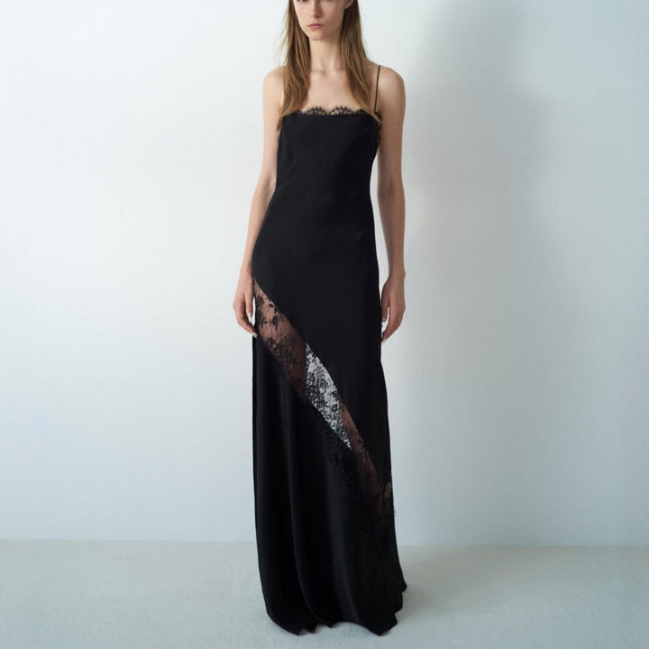 Lang, elegant damekjole i svart blonde, ideell som selskapskjole for spesielle anledninger.