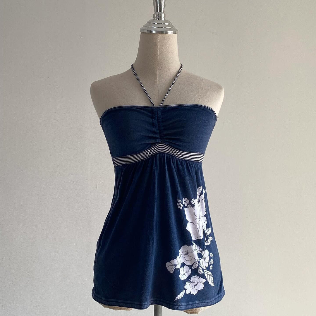 Blå dame sommer strandtopp med blomstermønster og avskåret passform. Trendy kortermet topp for solrike dager.