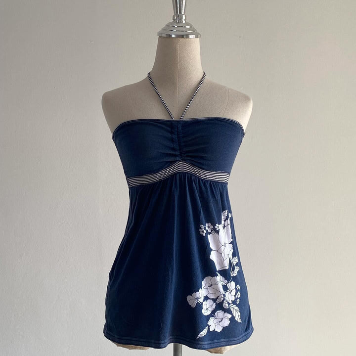 Blå dame sommer strandtopp med blomstermønster og avskåret passform. Trendy kortermet topp for solrike dager.