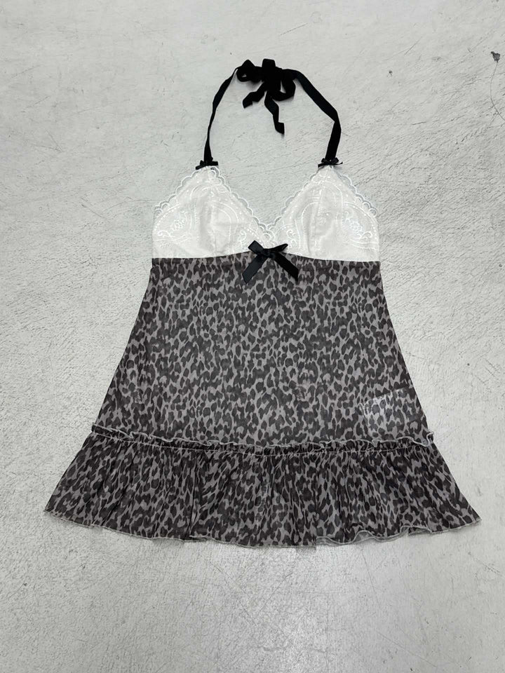 Sexy leopard nattskjorte dame med intrikate blondeapplikasjoner og sjarmerende volanger.