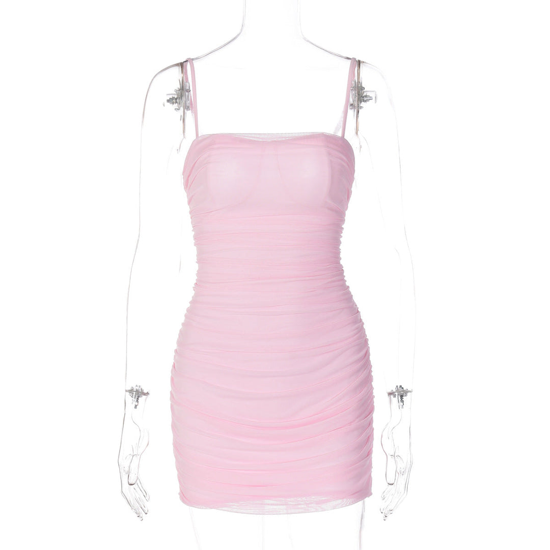 Trendy rosa damekjole, stroppeløs og rynket minikjole. Elegant og behagelig sommer- eller partykjole.