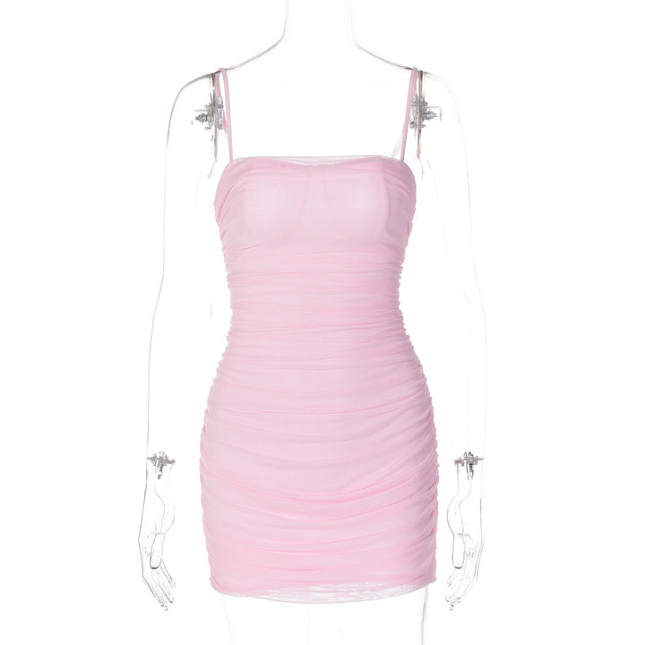 Trendy rosa damekjole, stroppeløs og rynket minikjole. Elegant og behagelig sommer- eller partykjole.