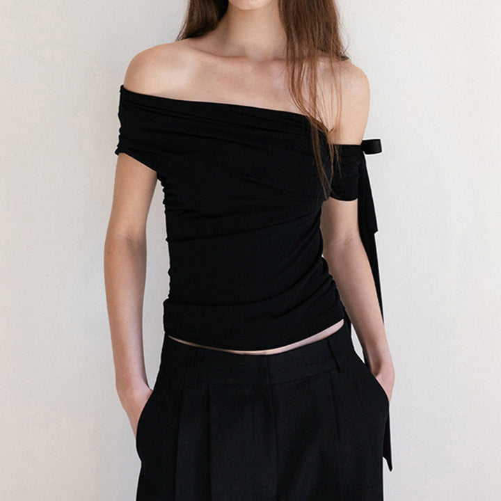 Svart festtopp for dame, off-shoulder design med volanger og lekre gjennomsiktige ermer.