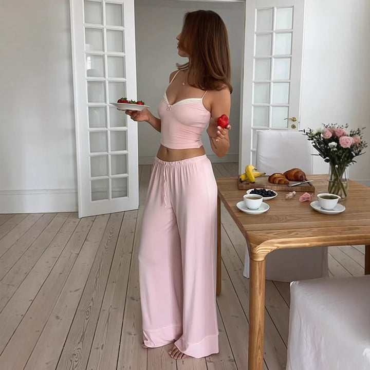 Rosa dame pyjamasett med spaghetti-stropper og vide ben for komfortabel sommer. Perfekt nattøy/loungewear.