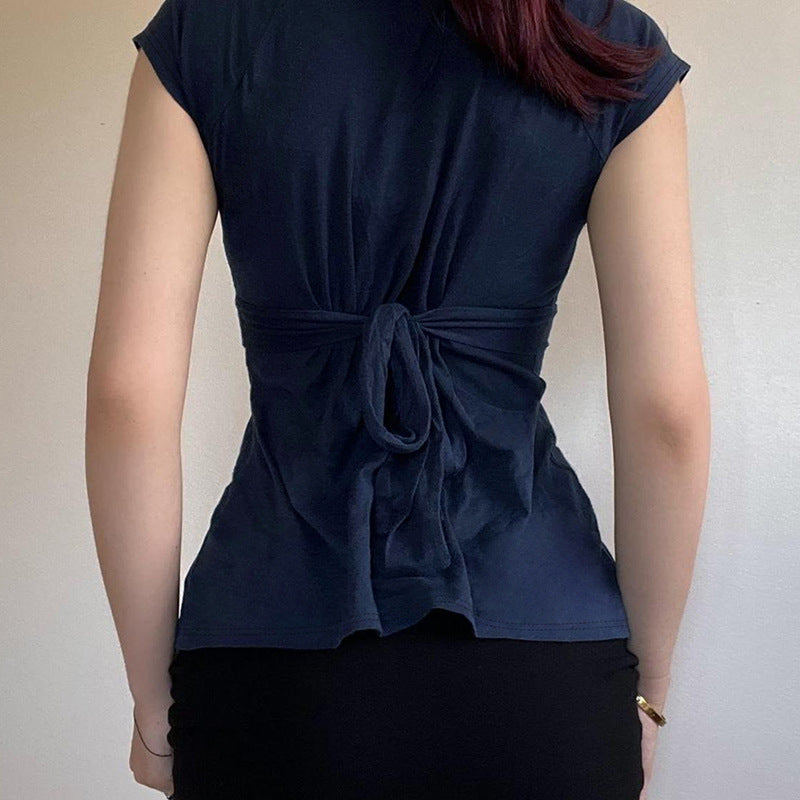 Komfortabel kortermet damebluse med V-hals og trendy figursydd design, ideell for både hverdag og fest.