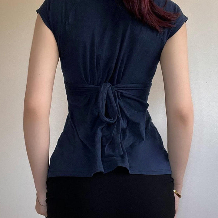 Komfortabel kortermet damebluse med V-hals og trendy figursydd design, ideell for både hverdag og fest.
