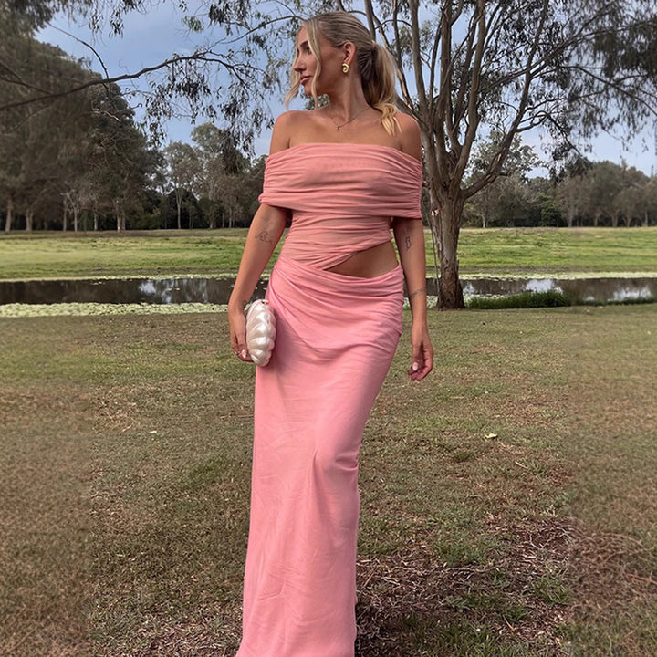 Flatterende off-shoulder omslagskjole til dame, med elegant drapering som fremhever figuren. En vakker festkjole.