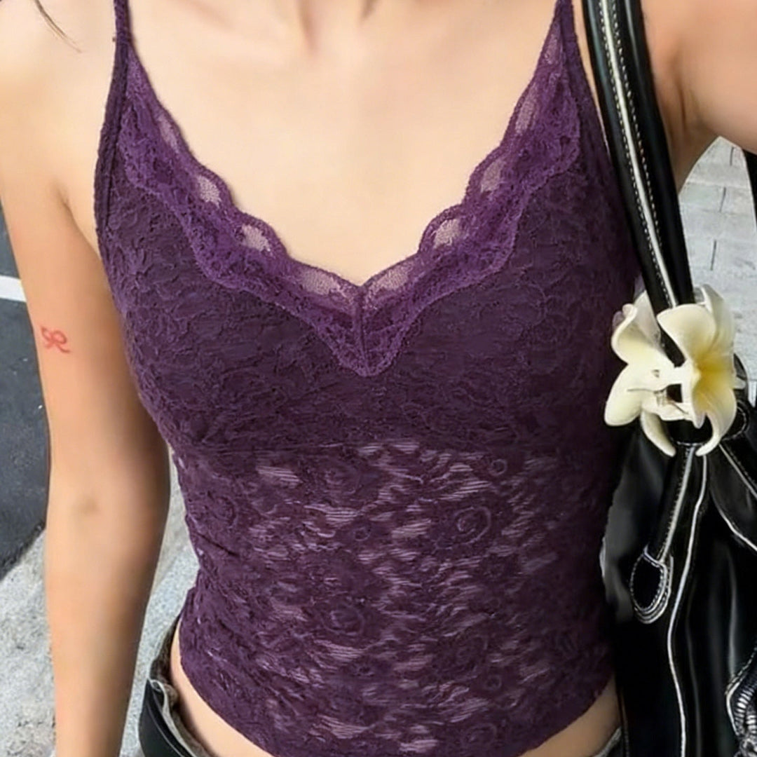 Elegant lilla cami topp for damer. Spiss V-hals, justerbare stropper. Ideell som sommertopp eller underlag.