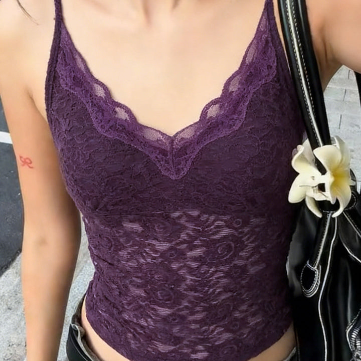 Elegant lilla cami topp for damer. Spiss V-hals, justerbare stropper. Ideell som sommertopp eller underlag.