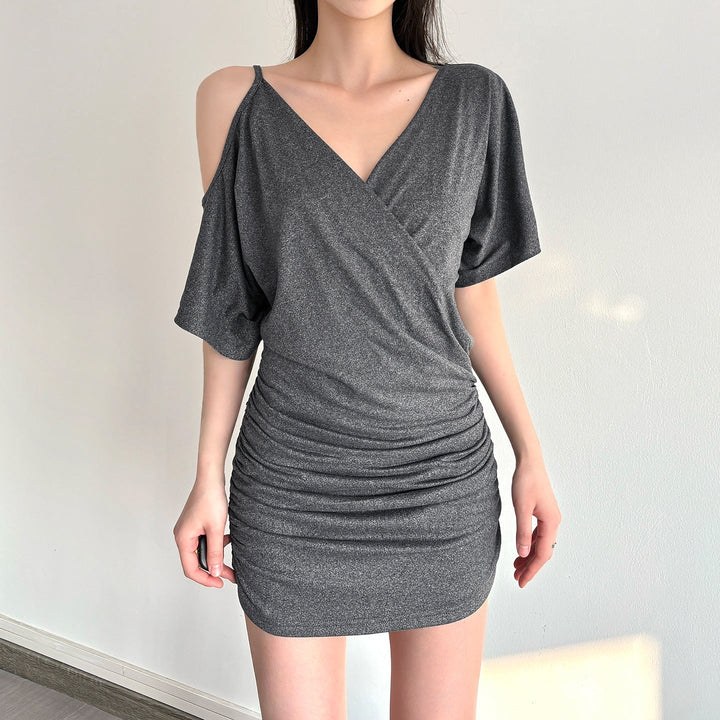 Lett og luftig damebluse i omslagsdesign med volanger. Ideell for vår og sommer, elegant stil.