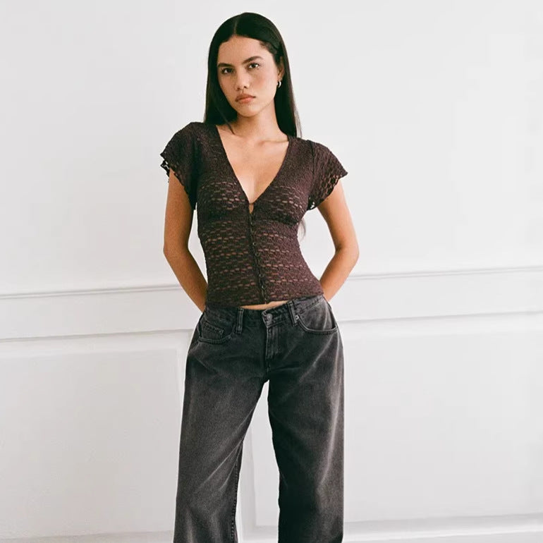 Elegant mønstret v-hals topp for dame, med stilige puffermer. Ideell som fest- eller casual topp.