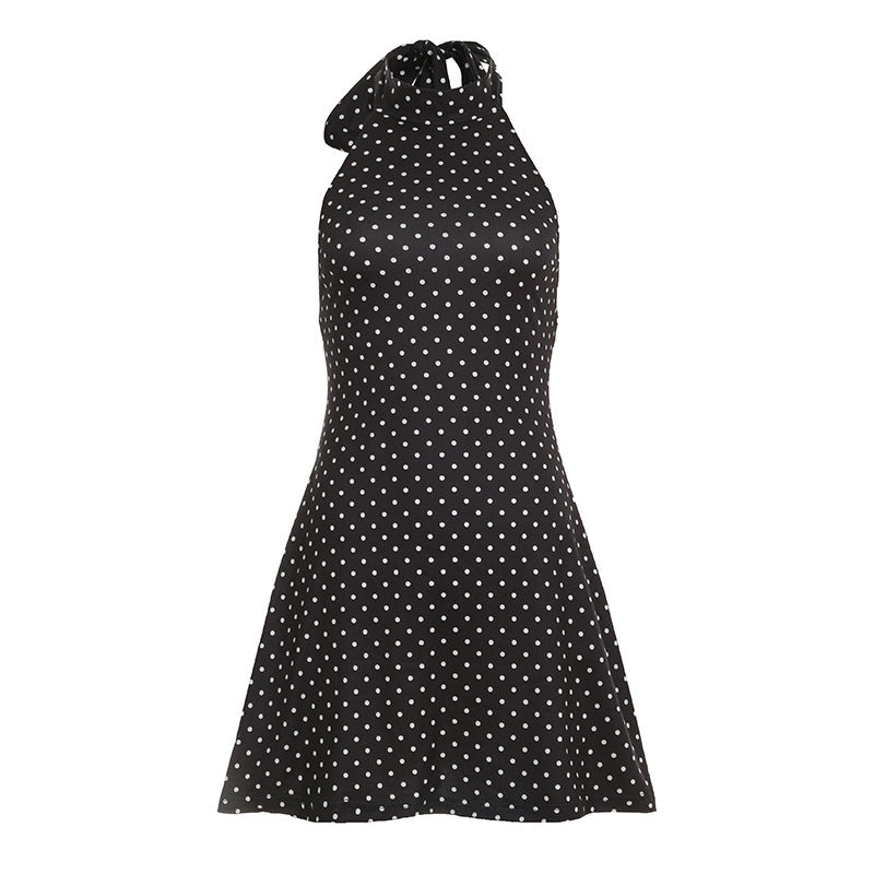 Tidløs, elegant svart damekjole med polka dots og høy krage. En allsidig sommer- og festkjole.