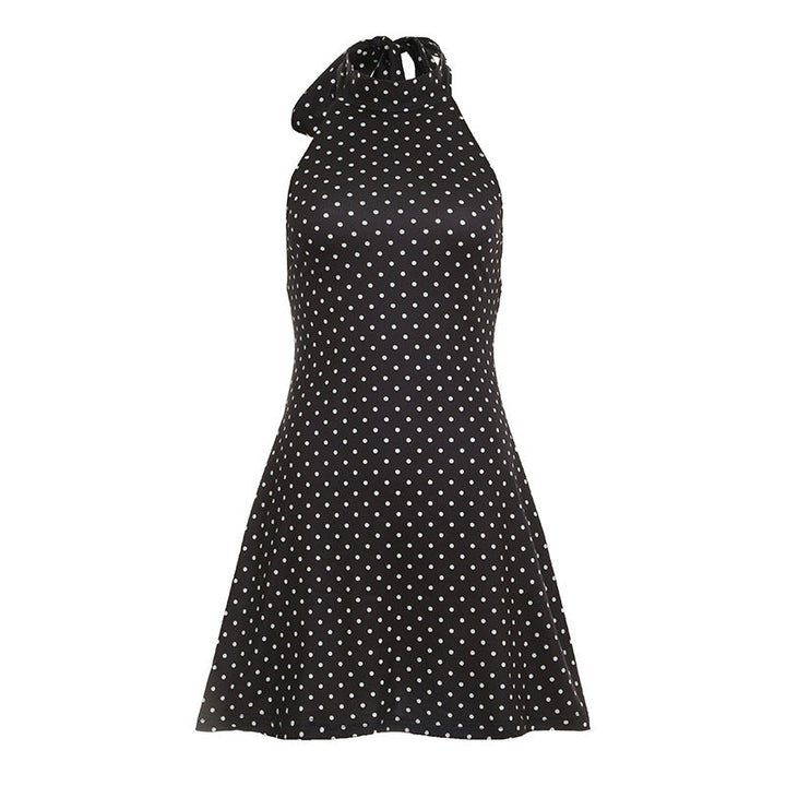 Tidløs, elegant svart damekjole med polka dots og høy krage. En allsidig sommer- og festkjole.