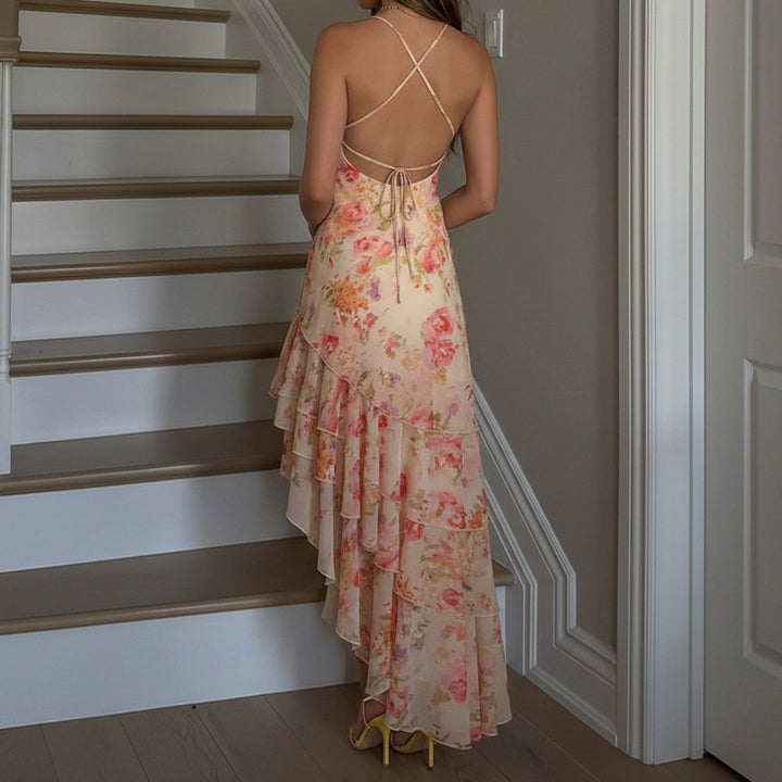 Komfortabel og elegant blomstret maxikjole med volanger, perfekt for varme sommerdager og fest.