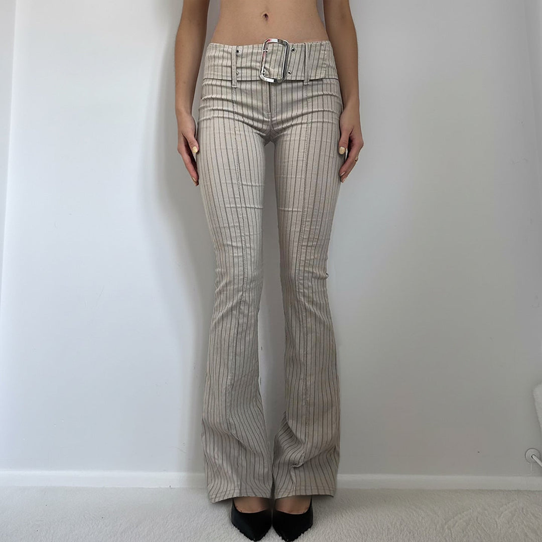 Røde figursydde flare bukser til dame med elegante vertikale striper. Komfortable og stilige.