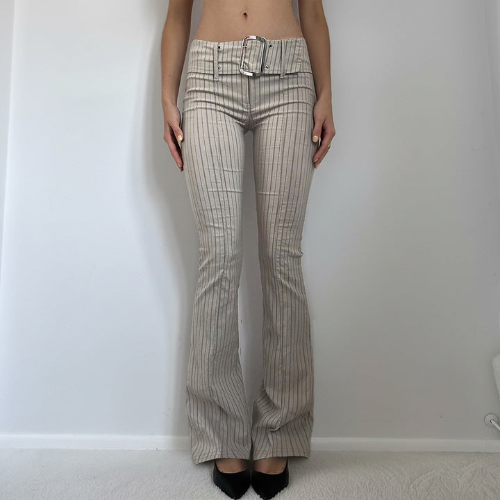 Røde figursydde flare bukser til dame med elegante vertikale striper. Komfortable og stilige.