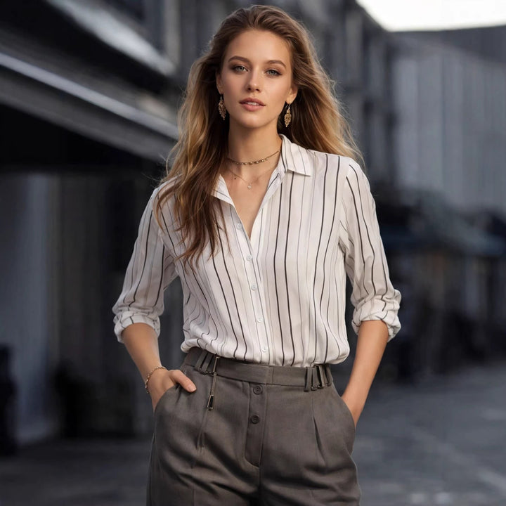 Elegant langermet damebluse med klassiske striper og krage, perfekt for kontor og stilren hverdag.