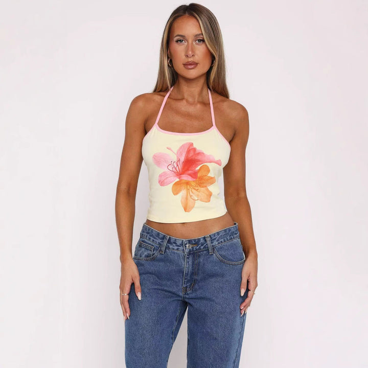 Dame crop-top med fargerikt blomstertrykk og justerbare stropper, perfekt sommertopp for fritid.