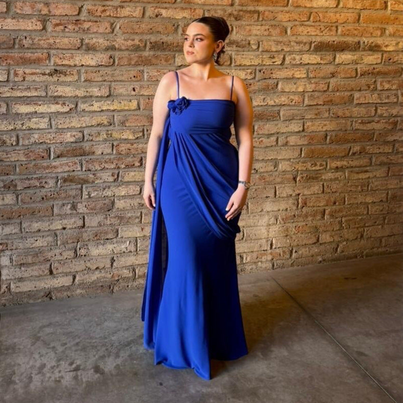 Vakker blå stroppeløs festkjole med elegant drapering, ideell for galla eller bryllup.