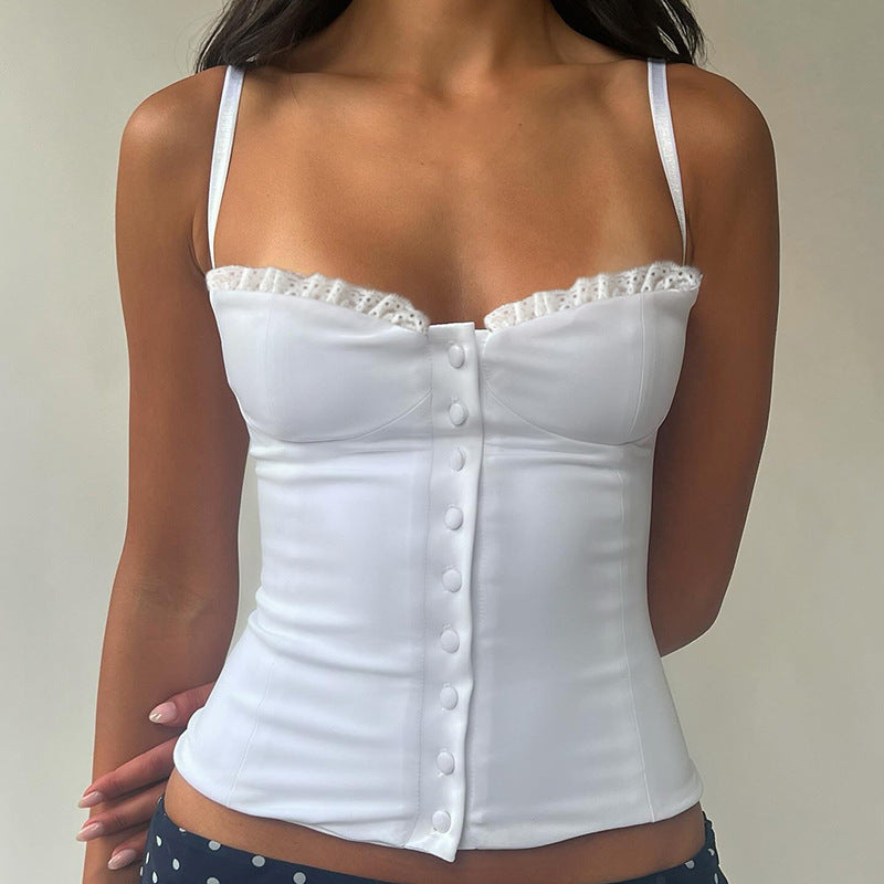 Hvit damebluse med blonder og knappedetaljer. Elegant sommertopp i feminint design.