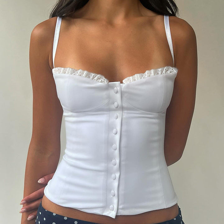 Hvit damebluse med blonder og knappedetaljer. Elegant sommertopp i feminint design.