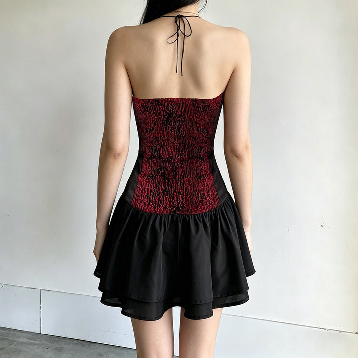 Luksuriøs festkjole for kvinner med elegant bustier og voluminøst skjørt; en tidløs cocktailkjole.