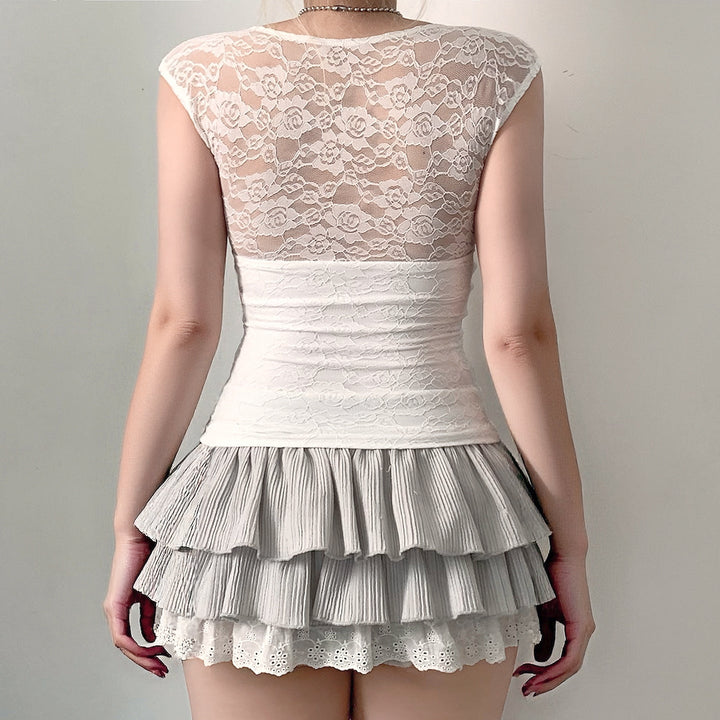 Trendy hvit crop top med volanger og V-hals, en elegant festtopp for dame og perfekte sommermoter.