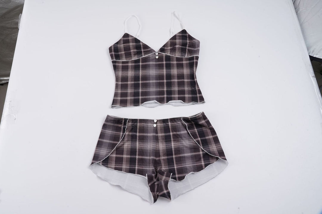 Rutete dame shortssett med delikat blondekant på shorts, matchende topp. Moderne fritidsklær.