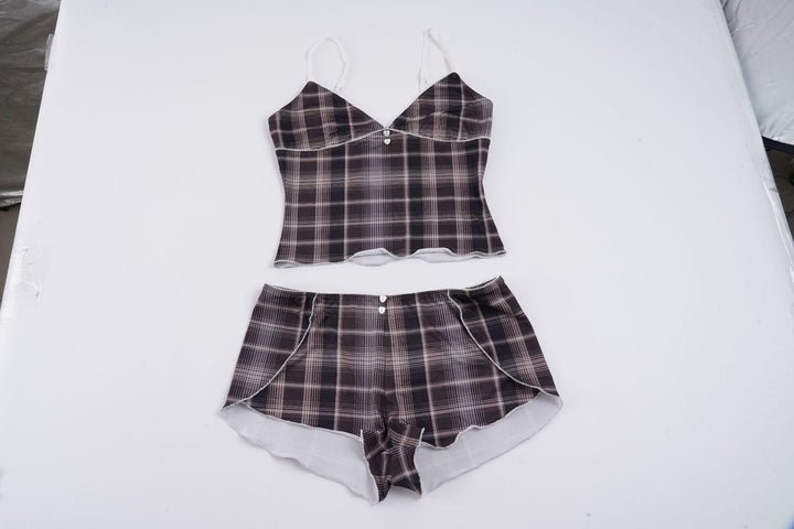 Rutete dame shortssett med delikat blondekant på shorts, matchende topp. Moderne fritidsklær.