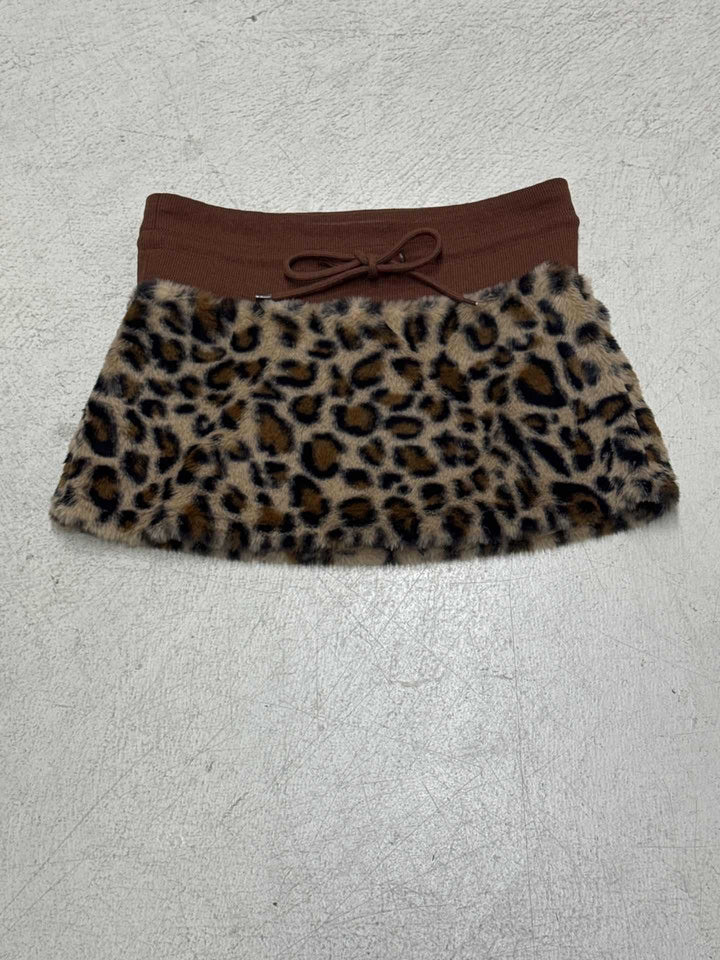 Lekkert leopard miniskjørt til kvinner. Trendy brunt og kort design. Perfekt elegant festskjørt og hverdagsmote.