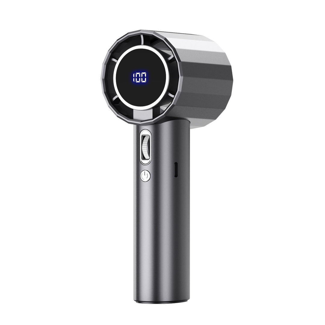 Stilig personlig USB-vifte på et kontorpult, gir stille kjøling. Perfekt minivifte for kvinner.
