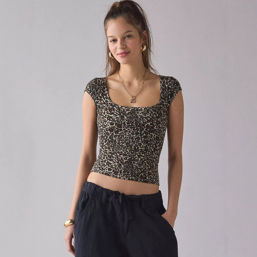 Rød figurskapende dametopp med trendy leopardmønster. Perfekt kort festtopp for vår/sommer mote.