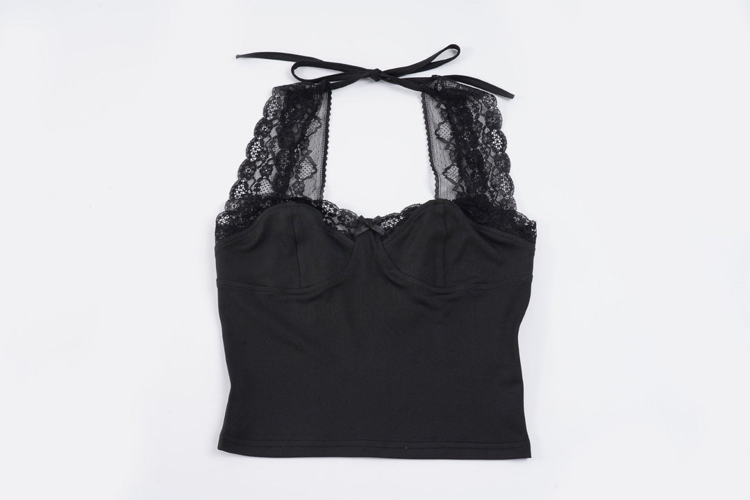 Enkel men elegant hvit damecamisole med V-hals og tynne, justerbare spagettistropper, en tidløs klassiker.