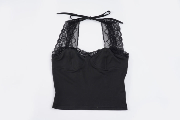 Enkel men elegant hvit damecamisole med V-hals og tynne, justerbare spagettistropper, en tidløs klassiker.
