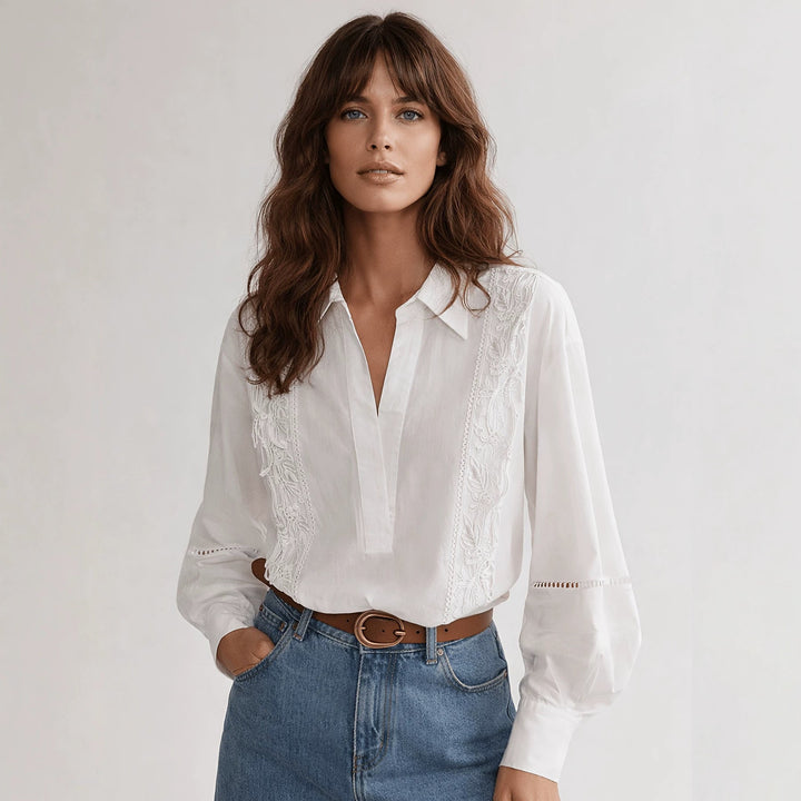 Elegant damebluse for kvinner med stilfullt broderi. Ideell broderiblus for vår og sommer.