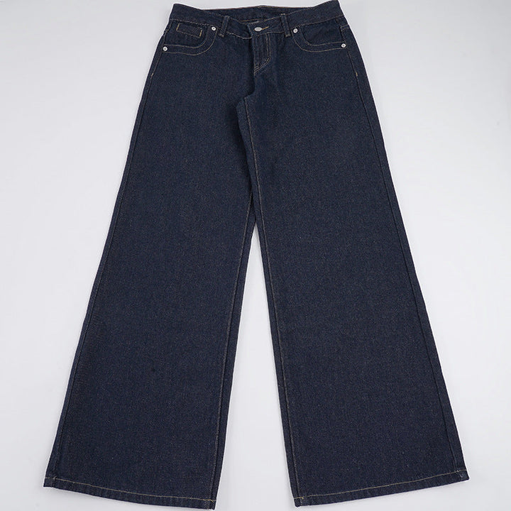 Mørkeblå vide dame jeans med avslappet passform, pent foldet, viser den allsidige og komfortable buksen.
