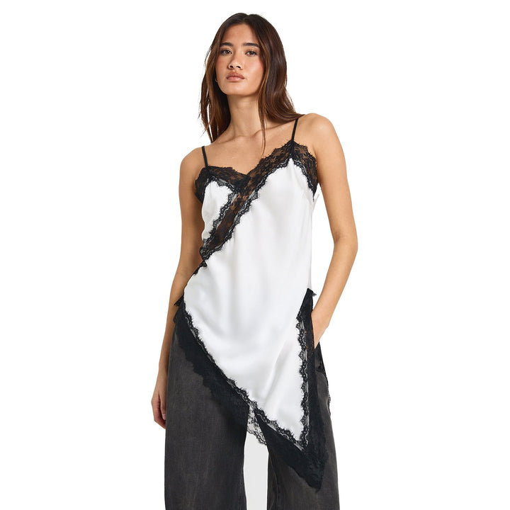 Stilig dame cami med asymmetrisk spiss design. Elegant festtopp som fremhever en feminin silhuett.