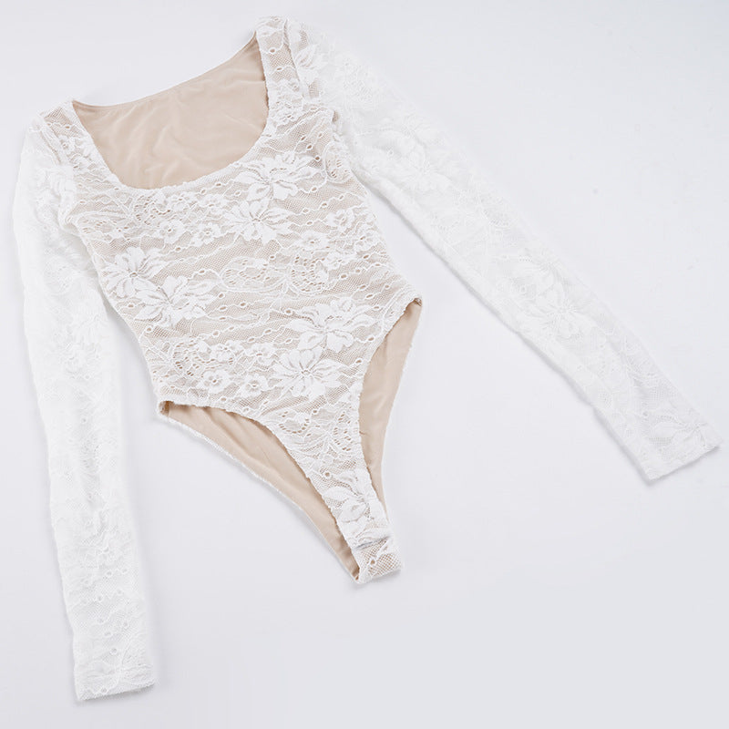 Hvit elegant spissbluse, flatt lagt. Viser lange ermer, romantiske blondekanter og pen utforming. Damebluse.
