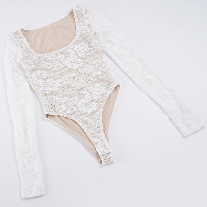 Hvit elegant spissbluse, flatt lagt. Viser lange ermer, romantiske blondekanter og pen utforming. Damebluse.