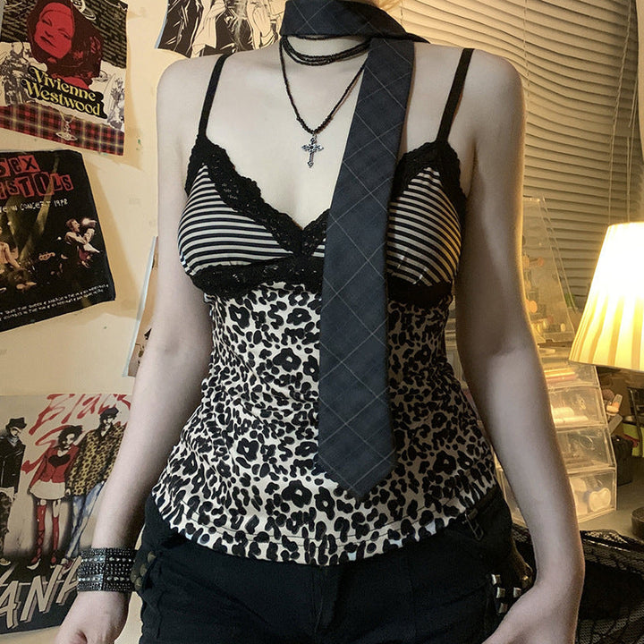 Elegant dametopp med vakker blondekant og stilig leopardprint. Komfortabel singlet, ideell for varmere dager.